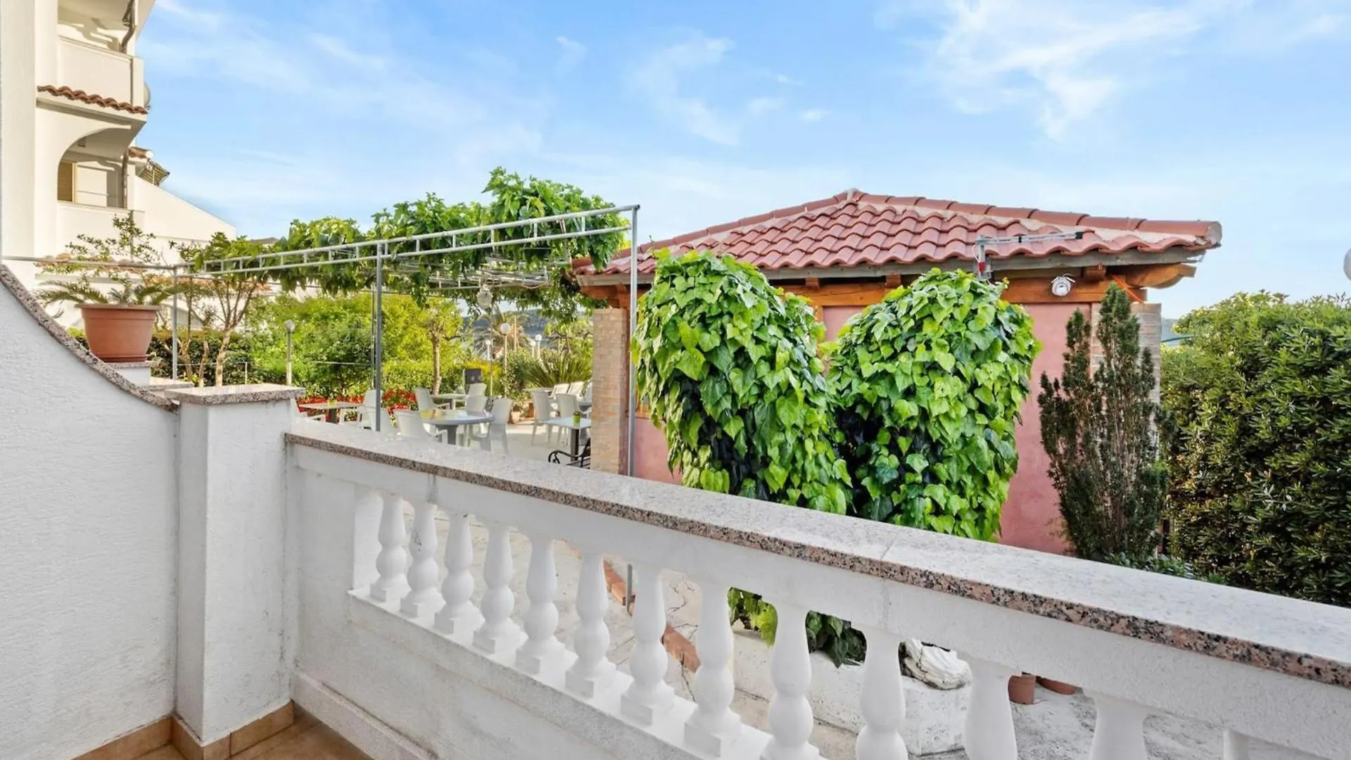 Beautiful studio apartment near sandy beaches Rab Town