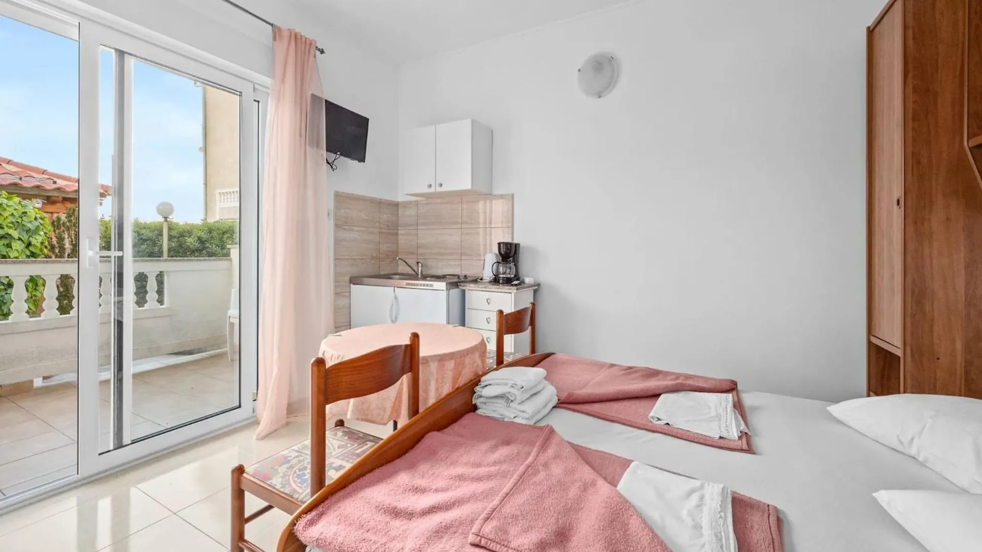 Beautiful studio apartment near sandy beaches Rab Town