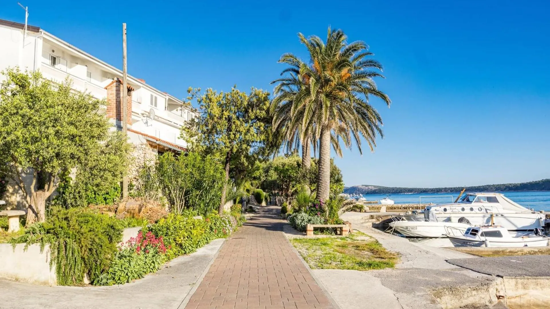 Beautiful studio apartment near sandy beaches Rab Town