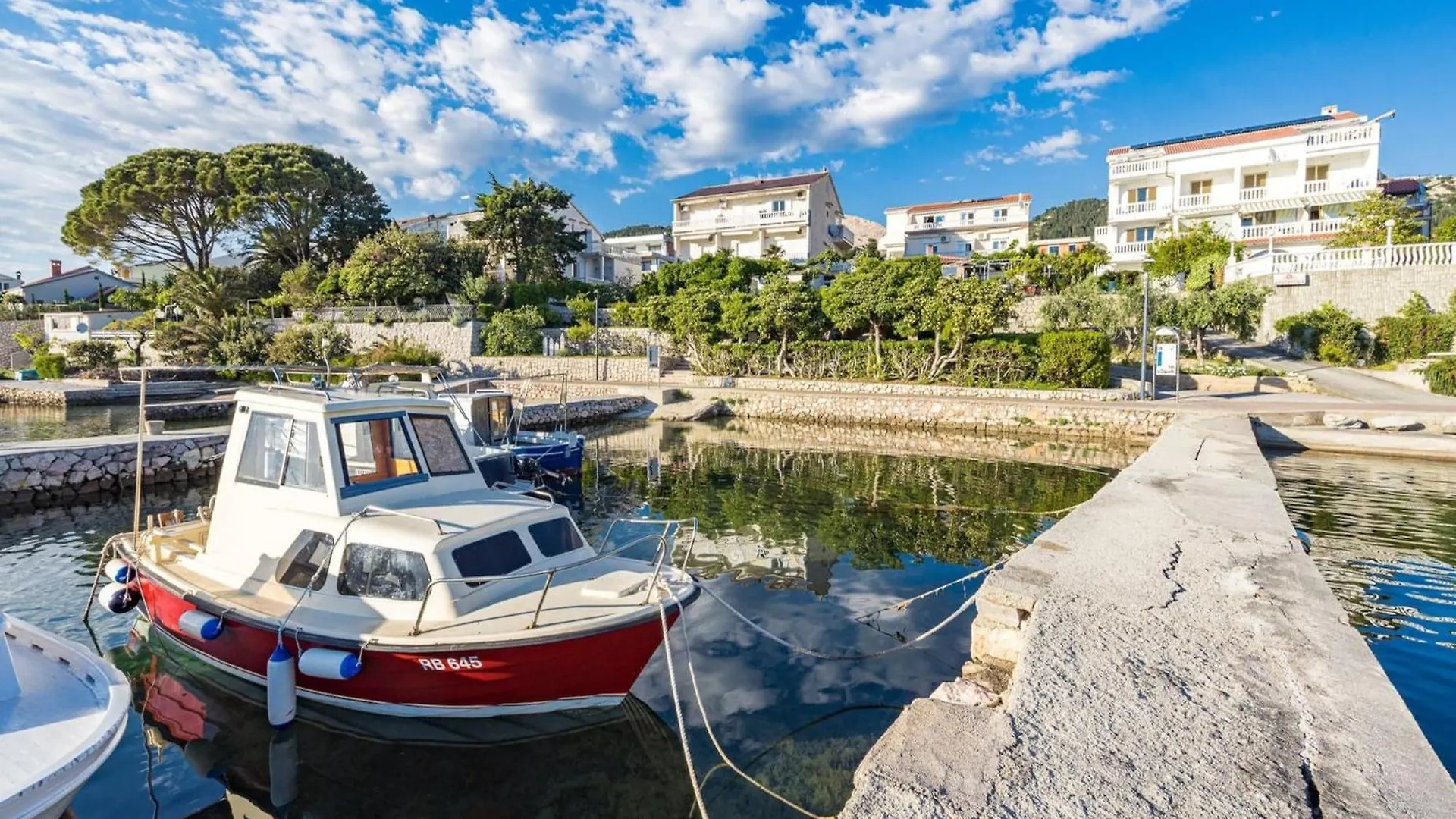 Beautiful studio apartment near sandy beaches Rab Town