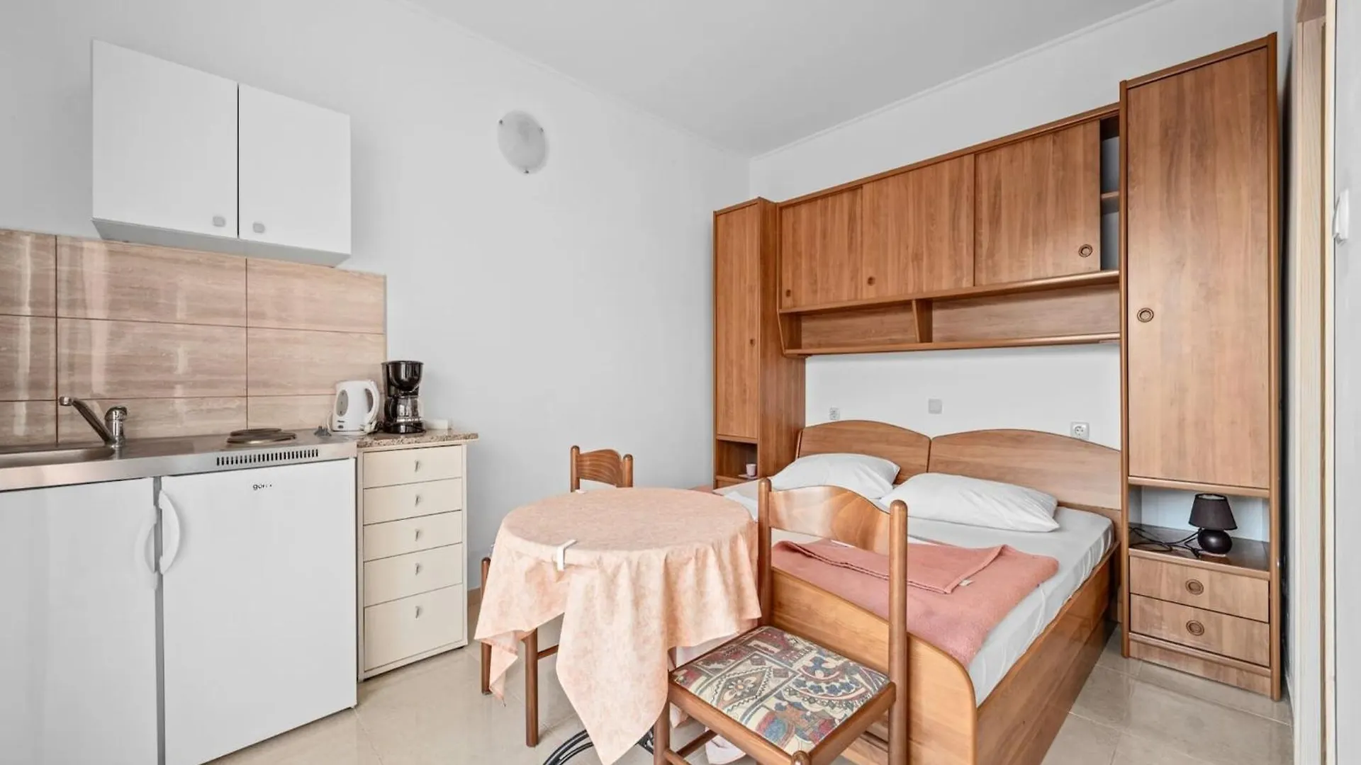 Beautiful studio apartment near sandy beaches Rab Town