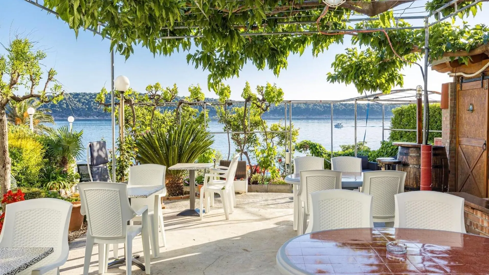 Beautiful studio apartment near sandy beaches Rab Town