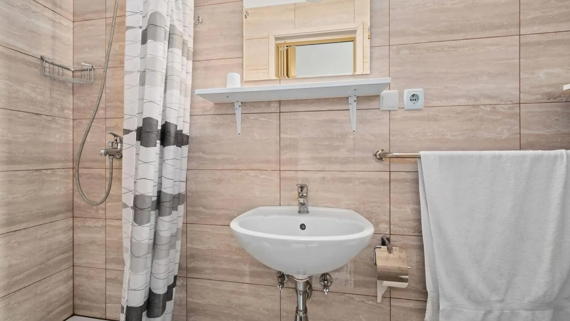 Beautiful studio apartment near sandy beaches Rab Town