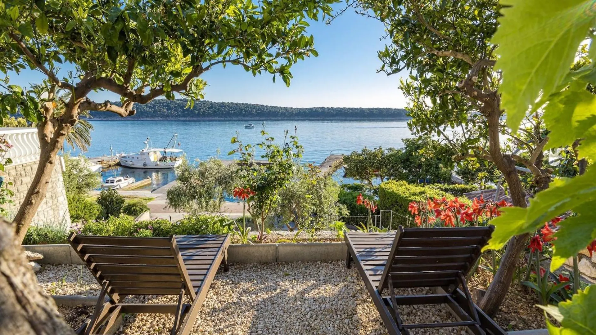 Beautiful studio apartment near sandy beaches Rab Town