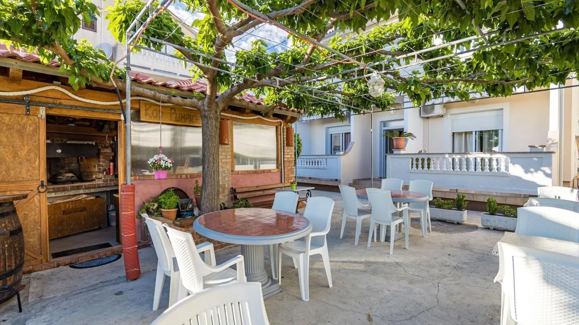 Beautiful studio apartment near sandy beaches Rab Town